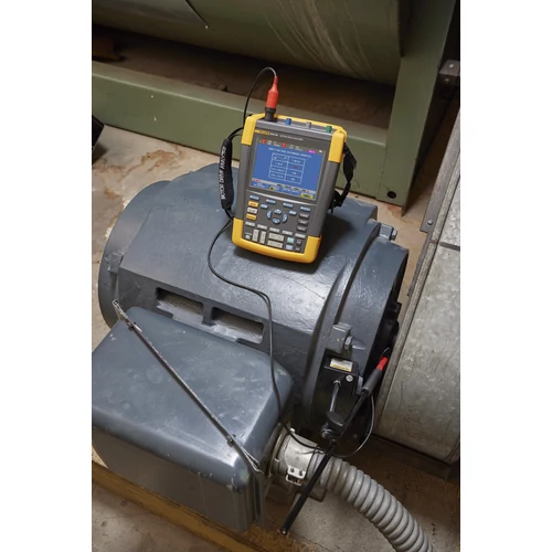 Fluke MDA-510 műszer villamos motor mérése közben